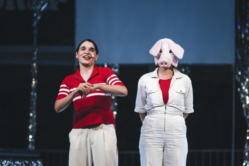 Noemi Rodríguez e Darlene Rodríguez nun momento de "Hoy puede ser mi gran noche" representado no festival Castelo Conta 2022